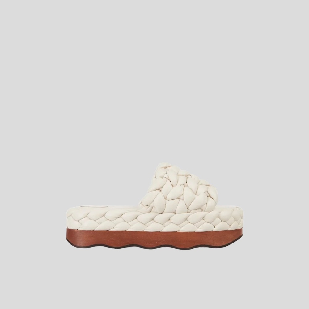 🆕 🩴 CHLOÉ wavy flat mule
Wavy flat mule in braided leather🔥🌟Color: Eggshell